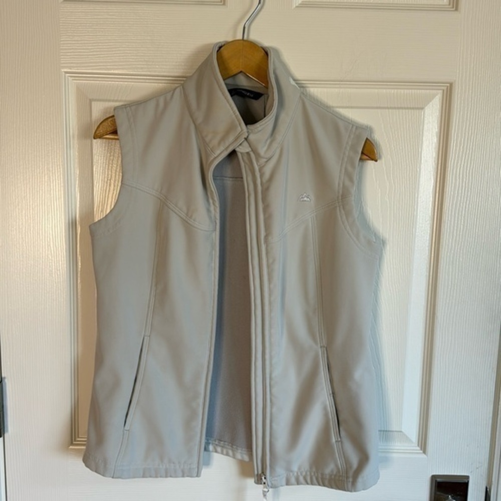 Snowzu vest.
